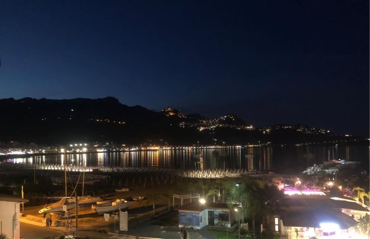 Casablu, Un Delizioso Bilocale Sulla Baia Di Naxos Apartment Giardini Naxos Bagian luar foto